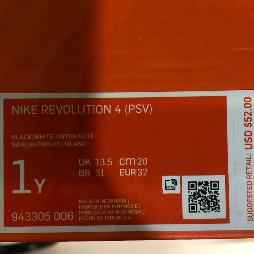 Nike Revolutions - Picture 4 of 5
